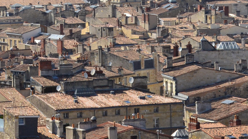 vue aérienne des toits d'une ville